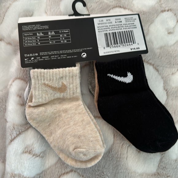 Nike newborn 6 - 12 month socks 6 pairs neutral colors - Picture 2 of 6